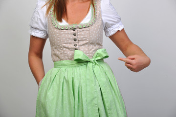 frau mädchen girl im dirndl schleife links rechts mitte mittig single vergeben willig wiesn...