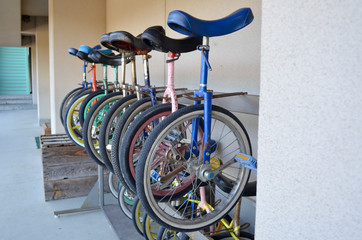 学校の校庭に並んだ一輪車 © nikomani