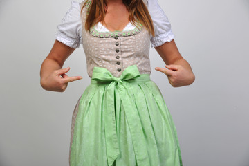 frau mädchen girl im dirndl schleife links rechts mitte mittig single vergeben willig wiesn...
