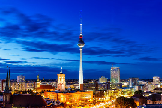 Berlin Fernsehturm Rotes Rathaus blaue Stunde Deutschland Stadt