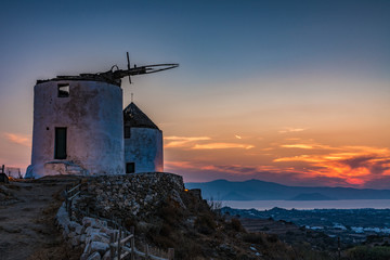 Mulini a vento tradizionali nel villaggio di Vivlos al crepuscolo, isola di Naxos GR	 - obrazy, fototapety, plakaty