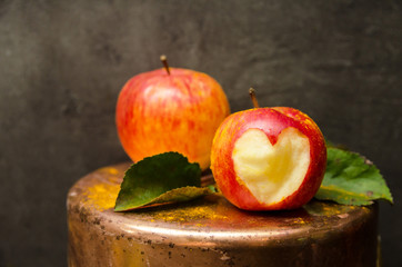 Apfel mit ausgeschnittenem Herz