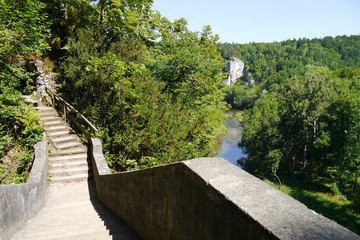 Fototapeta na wymiar Blick von der Teufelsbrücke Inzigkofen zur Donau mit Felsen