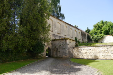 Fototapeta na wymiar Pforte durch Klostermauer Inzigkofen