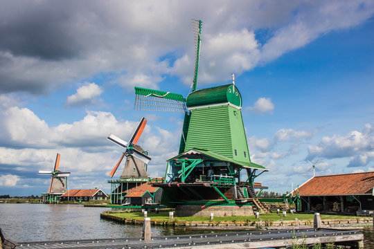 Panorama mit Windmühlen in Holland, Niederlande