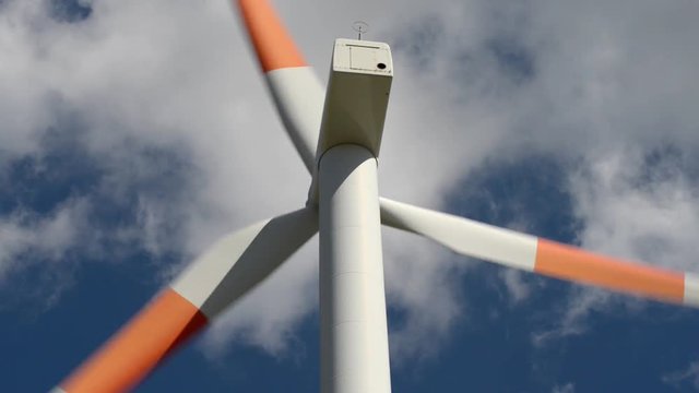 turbine eoliche e nuvole