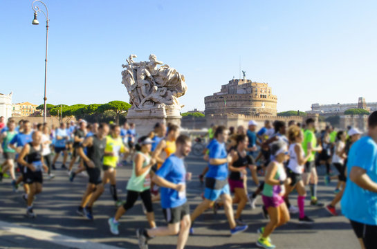 maratona a Roma, passando per Castel Sant'Angelo e i monumenti