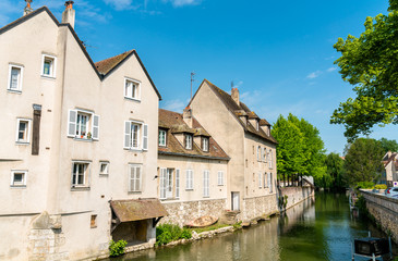 Obraz premium Houses in Chartres above the Eure river. France