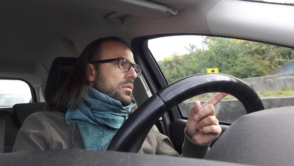 Uomo alla guida dell'auto - distratto