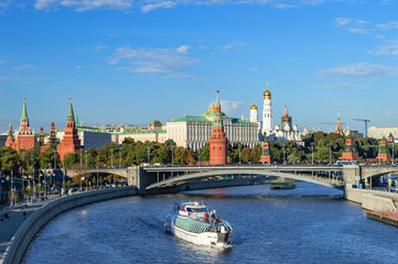 Obraz premium View of the Kremlin from the Patriarchal Bridge. Moscow