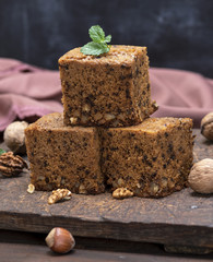 square slices of a pie whith nuts