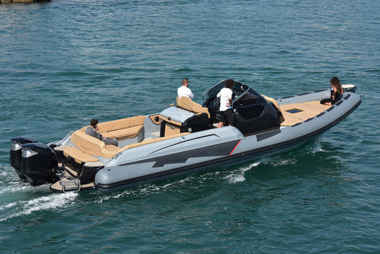 Immagini Stock - Gommone Gonfiabile Rosso Con Un Motore Vicino Alla Riva  Del Lago, Pesca, Turismo, Attività Ricreative.. Image 172233246