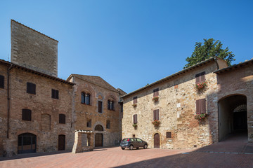 Fototapeta na wymiar Beautiful piazza with a well in the picturesque hilltop town of San Gimignano, Tuscany