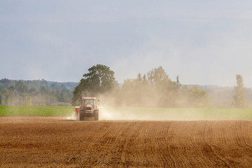 Fototapeta na wymiar tractor handles land, very put