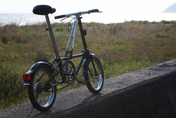 Fototapeta na wymiar 海の見える草原と自転車