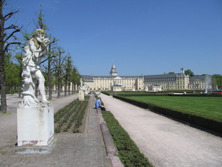 Parterre Schloss Karlsruhe mit Skulpturen