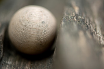 Holzkugel liegt in der Holzkugelbahn, selektive Schärfe und close up