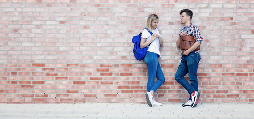 Junge Studenten mit viel Textfreiraum