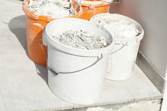 Eimer mit Bauschutt gef&uuml;llt
