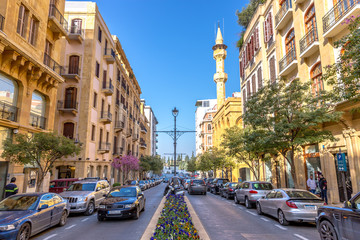 Obraz premium Bejrut, Liban - 5 lutego 2018 r. - Niesamowity, bardzo nowoczesny obszar w centrum Bejrutu, samochody, kwiaty, meczet w tle, francuski projekt w Bejrucie, Liban