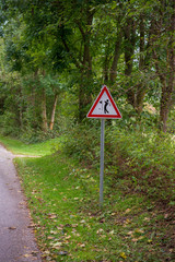 Achtung Golfer: Warnschild neben einem Golfplatz