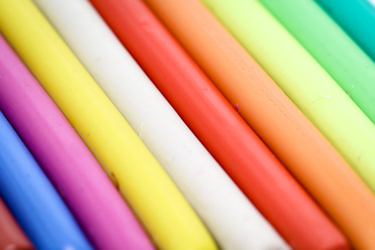 Knete, Knetgummi aufgereiht 