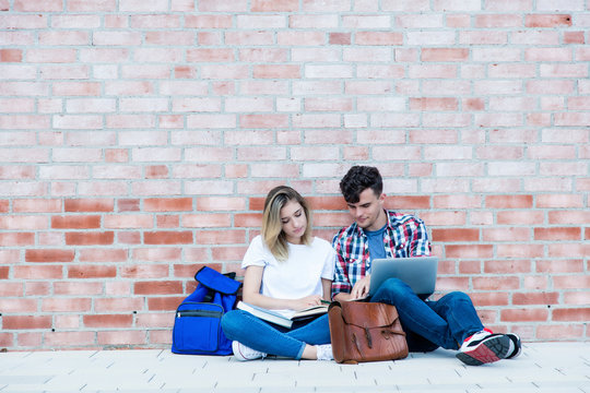 Lernende Studenten mit viel Textfreiraum