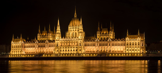 Fototapeta premium Hungarian Parliament Building at night, Budapest, Hungary