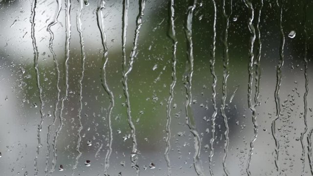 Wasser l&auml;uft an Fenster-Scheibe herunter