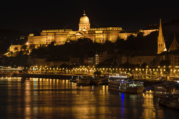 Naklejka na ściany i meble Buda Castle and Danube river at Night, Budapest, Hungary