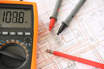 Multimeter mit einem Schaltplan 10