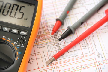 Multimeter mit einem Schaltplan 9