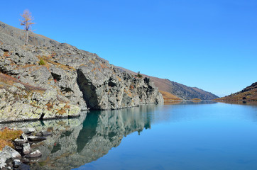 Fototapeta na wymiar Russia, Altai mountains, lake Acchan (Akchan) in september in sunny weather