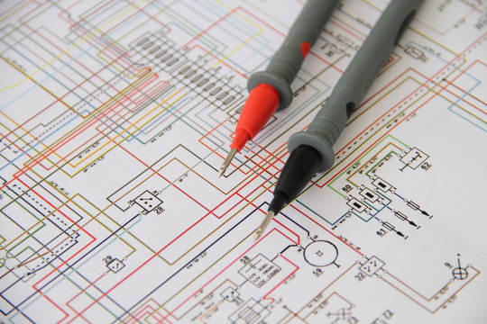 Multimeter mit einem Schaltplan 4