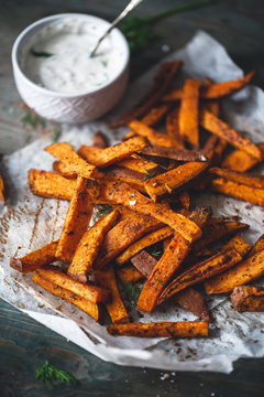 Frites de Patates Douces aux Epices Cajun et Sauce Yaourt et Aneth