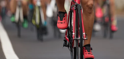 Crédence de cuisine en verre imprimé Vélo Athlètes cyclistes de compétition cycliste faisant une course à grande vitesse, détail des chaussures de cyclisme