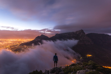 Naklejka premium Hiker Table Mountain Kapsztad