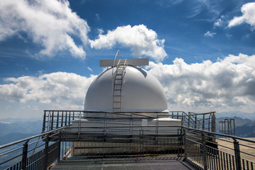 Obraz premium view of observatory of pic du midi de bigorre, french pyrenees