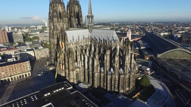 K&ouml;lner Dom Drone pan left and circle low