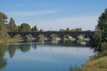 Fototapeta na wymiar ponte sul fiume adda