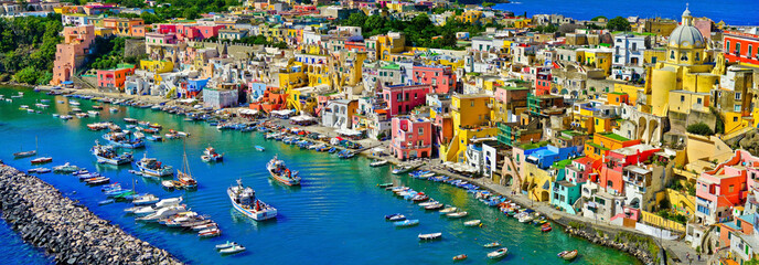 Blick auf den Hafen von Corricella mit vielen bunten Häusern an einem sonnigen Tag auf der Insel Procida, Italien.