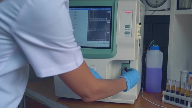 Medical Laboratory - Lab Assistent - Bood Test. HD