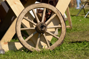 Fototapeta na wymiar Wooden wheel of the wagon.