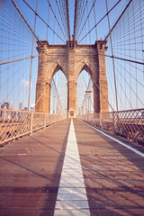 Fototapeta premium Vintage stonowany obraz mostu Brooklyn Bridge o wschodzie słońca, Nowy Jork, USA.