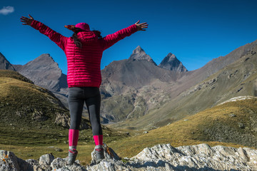 Jeune femme sautant de joie en montagne , alpes , face aux aiguilles d' Arves