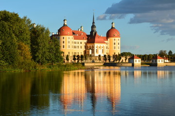 Fototapeta na wymiar Das Schloss Moritzburg spiegelt sich im See