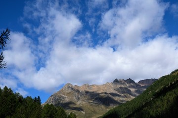 paesaggio montagna natura cielo azzzurro nubi cime rocce 