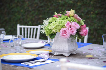 Mesa de centro con flores boda