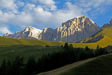 Fototapeta premium alba sul Sass de Tas-cia dalla Valfredda; dolomiti di Fassa