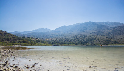 Fototapeta na wymiar blue lake Kournas on the background of the mountains in Crete, Greece